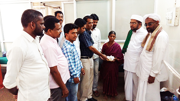 ರೋಗಿಗಳಿಗೆ ಹಣ್ಣುಹಂಪಲು ವಿತರಣೆ